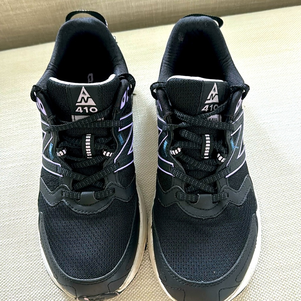 New balance 410 trail running shoes.